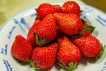 白い皿に盛ったイチゴ