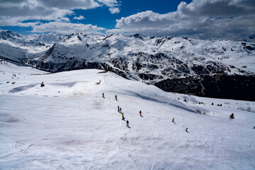 Paysages de montagne enneigée avec pistes de ski