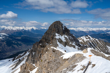 Piton rocheux dans las Alpes