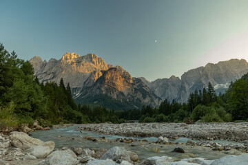 vista panoramica frontale della catena montuosa alpina dello Jof Fuart, dal torrente della Val...