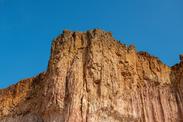 Fototapeta premium Depresja Marafa (Hell's Kitchen) okolice Malindi, Kenia, Afryka. Nazwę zawdzięcza temperaturze, która panuje we wnętrzu tego wąwozu. Został on stworzony przez wiatr i deszcz w ciągu tysiącleci.