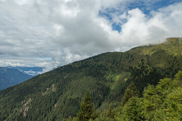 vista panoramica su un ambiente naturale di montagna tra le Alpi nel nord Italia, nella regione Friuli Venezia Giulia, di giorno, in estate, con cielo nuvoloso