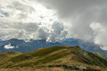 vista panoramica su un ambiente naturale di montagna tra le Alpi nel nord Italia, nella regione Friuli Venezia Giulia, di giorno, in estate, con cielo nuvoloso