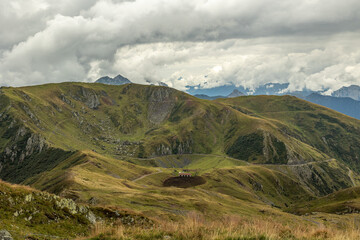 Fototapeta premium vista panoramica su un ambiente naturale di montagna tra le Alpi nel nord Italia, nella regione Friuli Venezia Giulia, di giorno, in estate, con cielo nuvoloso