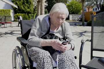 frau im rollstuhl