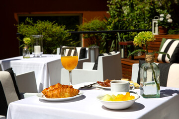Desayuno en una terraza con sol