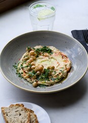 Humus z ciecierzycy , zielona oliw, pietruszka, ostra papryka