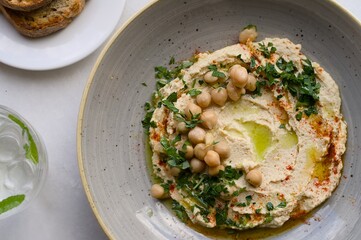 Humus z cieciorką pietruszką i zieloną oliwą