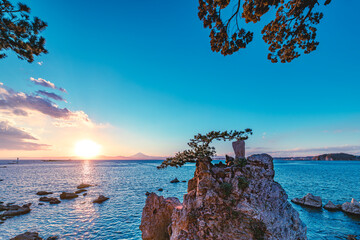心癒される千貫松の夕暮れ時の海景色
