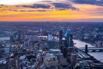 Fototapeta premium Captivating sunset unfolds over London, showcasing the skyline from The Shard. The vibrant colors paint the sky as the city winds down into twilight, offering a breathtaking perspective.