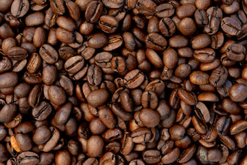 Close-up of roasted coffee beans with rich brown tones and textured surfaces, perfect for backgrounds, food and drink concepts, or coffee-themed designs.