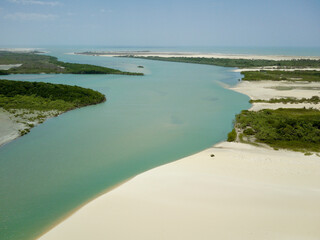 Obraz premium Panoramic view from Guriú river with sand dunes and buggy. Camocim, Ceará state, Brazil.