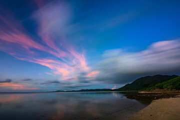 夕空に舞う雲の軌跡が美しい石垣島の感動的な風景
