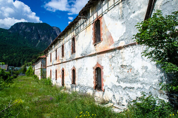 Una caserma abbandonata nel borgo di Cesana Torinese in Val di Susa lungo la Via Francigena