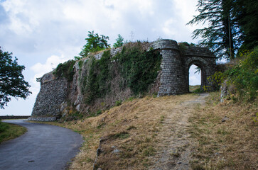 La porta ad arco che attraversa le mura e immette alla Rocca di Radiucofani in Toscana lungo la Via Francigena