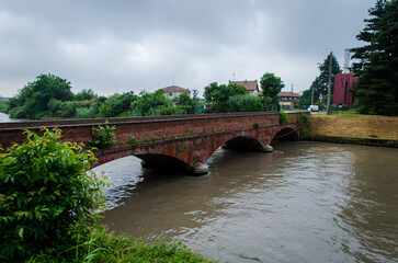 Uno dei ponti che trasportano l'acqua verso i campi lungo il Canale Cavour