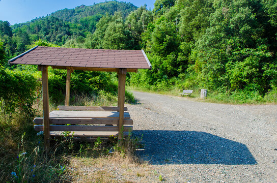 Un'area sosta con tavolo e panche lungo la Via Francigena dalle parti di Sarzana