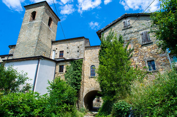 L'arco che segna l'ingresso nel piccolo boirgo di Cassio lungo la Via Francigena