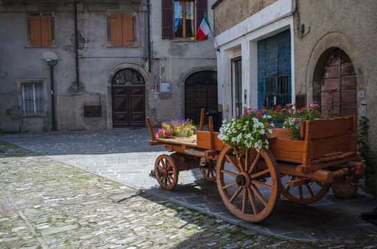 Un carro di legno pieno di fiori ai Berceto, borgo lungo la Via Francigena