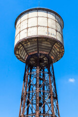 Un serbatoio idrico a torre si staglia sul cielo azzurro in una giornata di sole