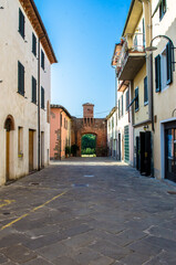 Uscendo dal borgo di  Altopascio lungo la Via Francigena