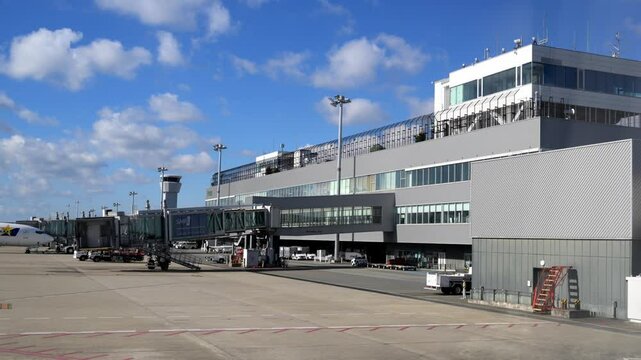 兵庫県　神戸空港に着陸する飛行機の窓から見た景色