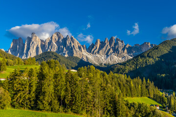 Fototapeta premium Dolomites, Alpi Dolomiti beautiful scenic mountain landscape under blue sky in summer. Rocky tower peak summits of the Alps on a sunny day. Alpine scenic view of the cliffs and climbing walls in Italy