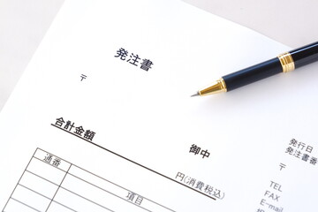 商品やサービスを購入する際に、購入者が販売者に対して発行する「発注書」（注文書）
