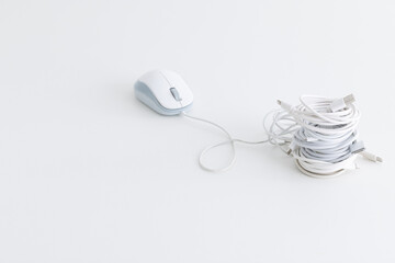 マウスと巻かれた充電コード