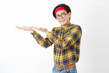 アキバ系の男性　左側を手のひらで指す　白背景