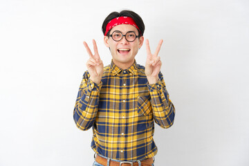 アキバ系の男性　ピースサイン　両手　白背景