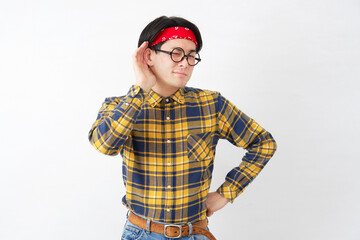 アキバ系の男性　耳に手を当てて聴く　白背景