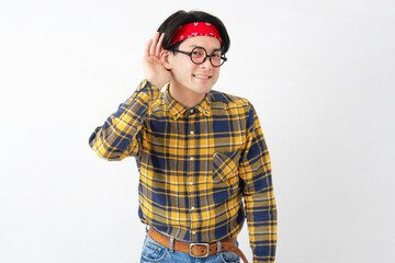 Fototapeta premium アキバ系の男性 耳に手を当てて聴く 白背景