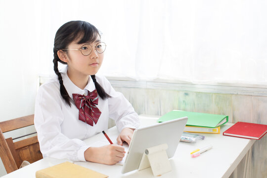 オンラインで勉強する女子学生