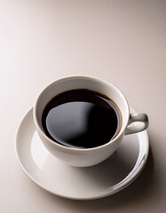 シンプルなブラックコーヒーが静かに注がれたカップ、オフホワイトの背景がその静けさを際立たせ、穏やかな空間が広がる

