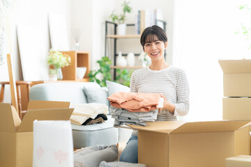 引越しをする若い女性
