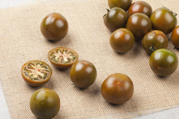  Tomato is an annual plant of the nightshade family. It grows to a height of 1 to 1.5 meters and has opposite, pinnately compound leaves.