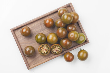  Tomato is an annual plant of the nightshade family. It grows to a height of 1 to 1.5 meters and has opposite, pinnately compound leaves.