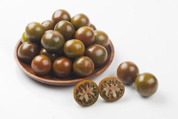  Tomato is an annual plant of the nightshade family. It grows to a height of 1 to 1.5 meters and has opposite, pinnately compound leaves.