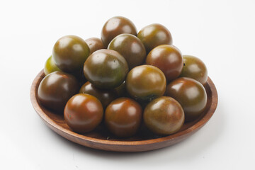  Tomato is an annual plant of the nightshade family. It grows to a height of 1 to 1.5 meters and has opposite, pinnately compound leaves.