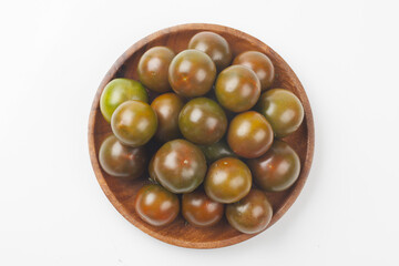  Tomato is an annual plant of the nightshade family. It grows to a height of 1 to 1.5 meters and has opposite, pinnately compound leaves.