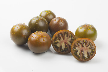  Tomato is an annual plant of the nightshade family. It grows to a height of 1 to 1.5 meters and has opposite, pinnately compound leaves.