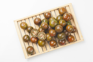  Tomato is an annual plant of the nightshade family. It grows to a height of 1 to 1.5 meters and has opposite, pinnately compound leaves.