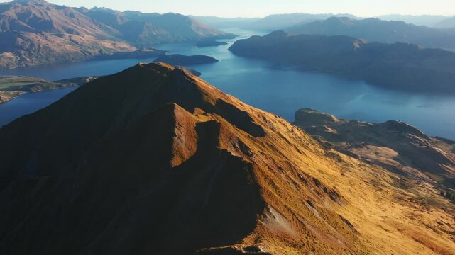 ニュージーランド　ワナカ　ロイズ・ピーク　朝焼けの空撮