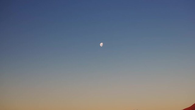 ニュージーランド　テカポ湖の夕暮れと満月　空撮