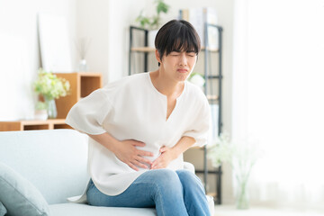 お腹が痛い若い女性