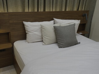 흰색 베게, 메트리스,은은한 조명, 안락하고 편안한 침실 인테리어