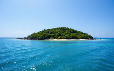 Naklejka premium A serene view of a lush green island surrounded by turquoise waters under a clear blue sky