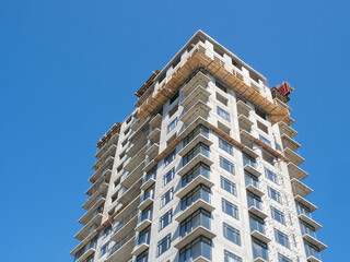 Fototapeta premium A tall new apartment building under construction in the city