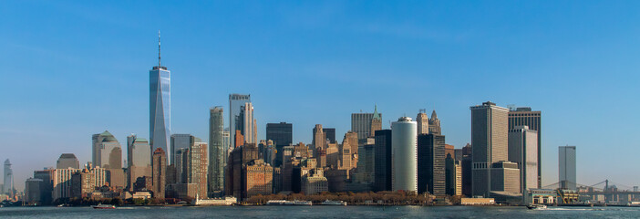 Skyline de la ciudad de Nueva York al amanecer, EE. UU. Fotografía de los rascacielos del distrito financiero al sur de la isla de Manhattan desde Staten Island.